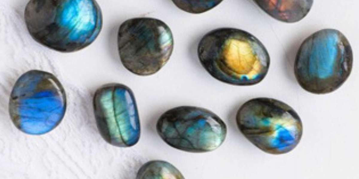 Labradorite: A Guide to Its Healing Properties and Benefits